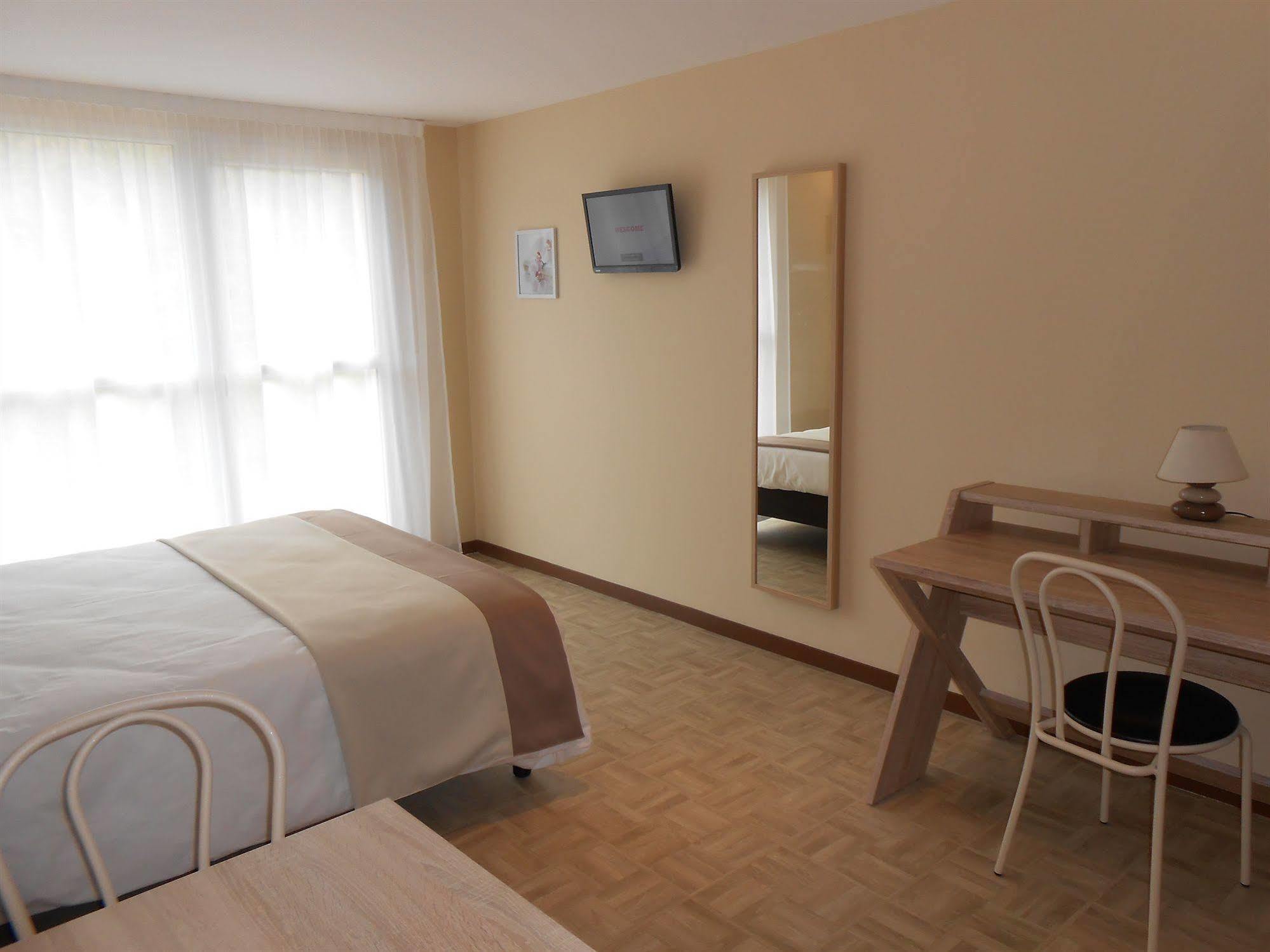 Hotel La Pause Évreux Esterno foto