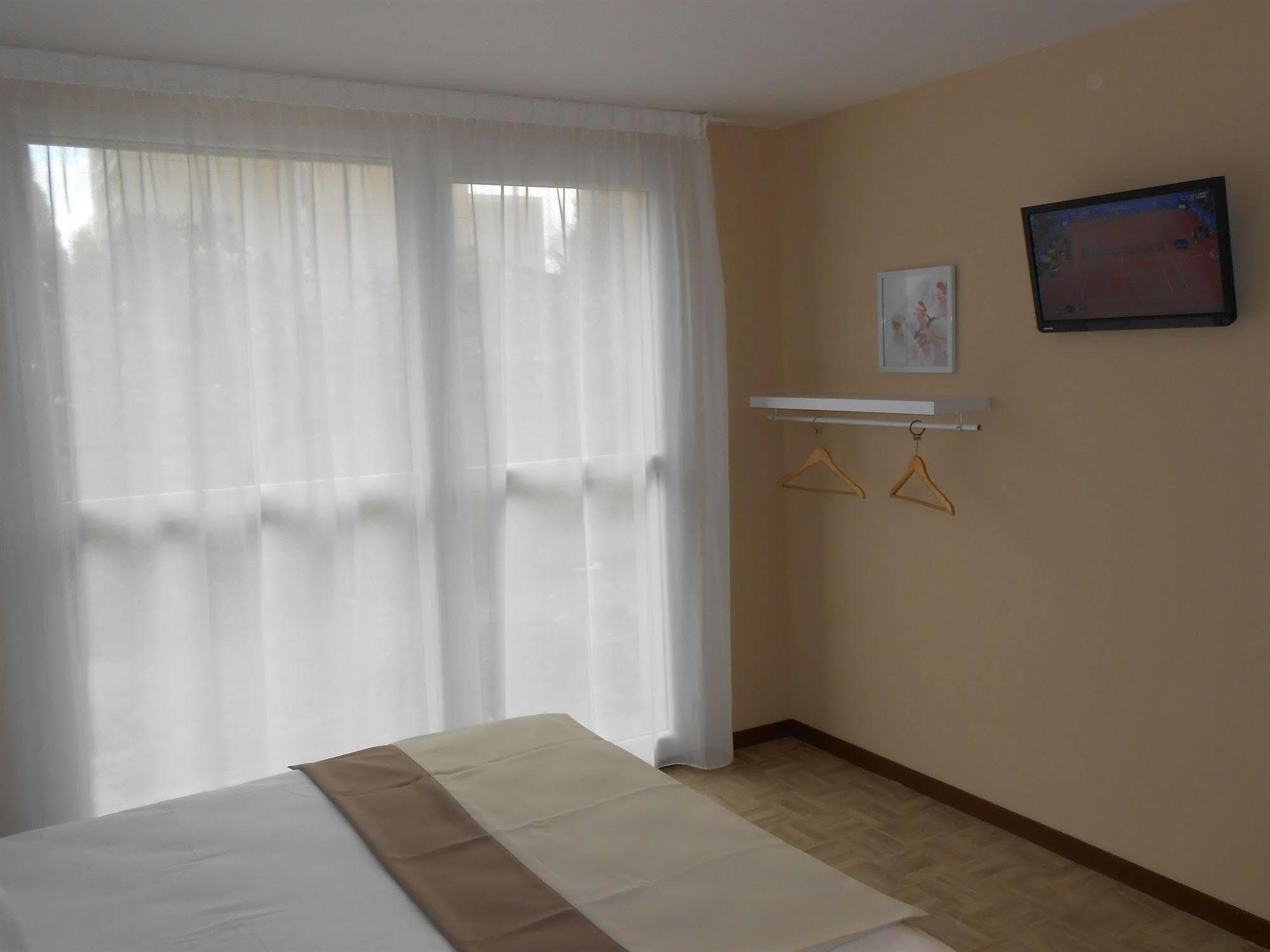 Hotel La Pause Évreux Esterno foto