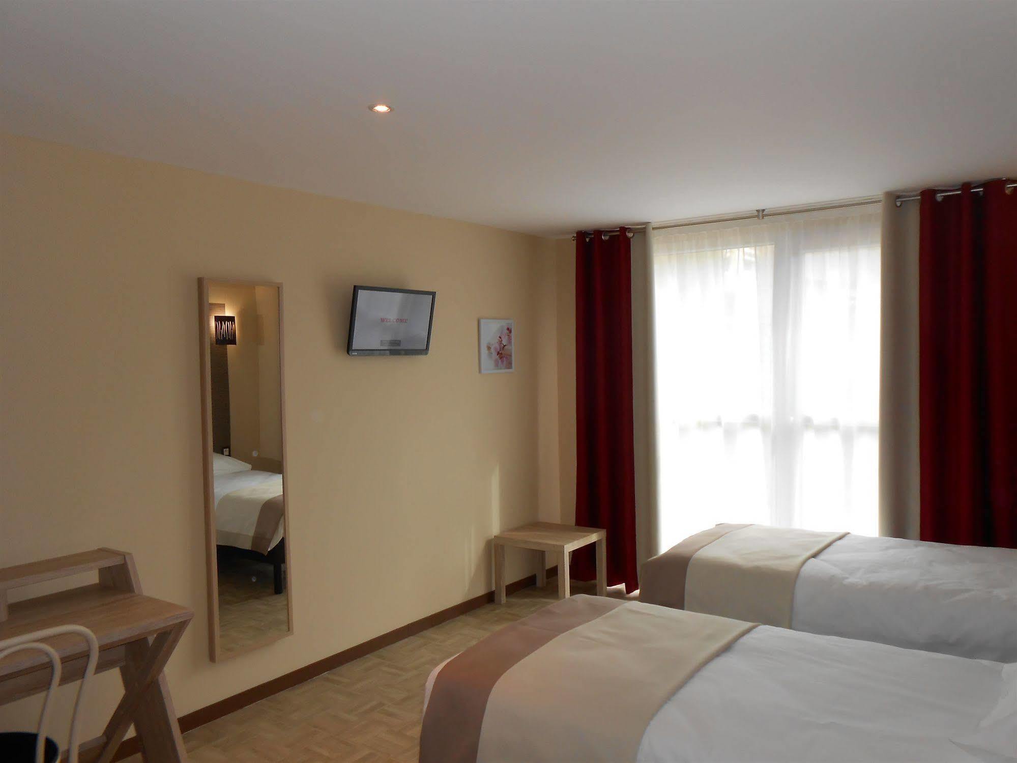 Hotel La Pause Évreux Esterno foto