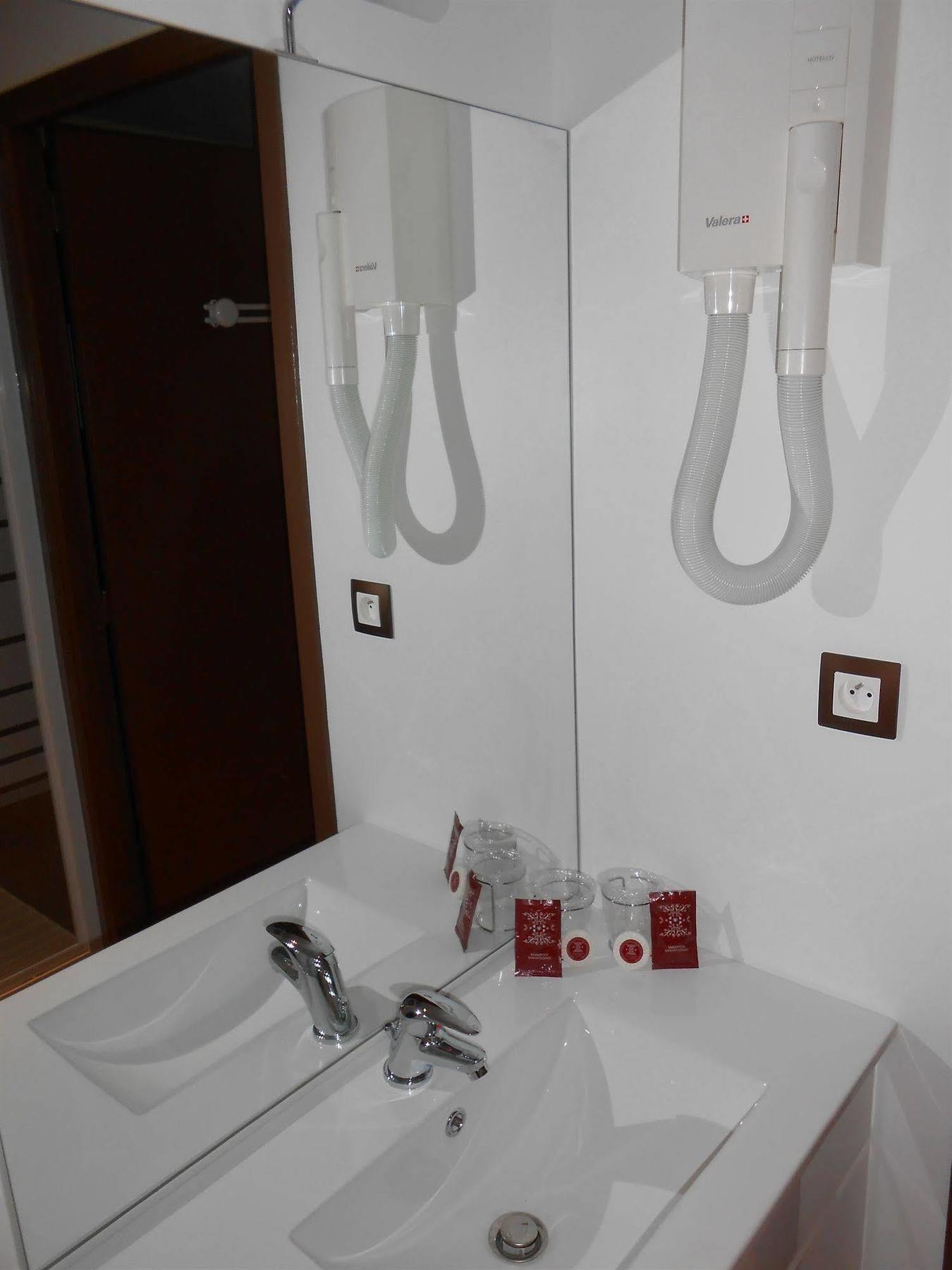 Hotel La Pause Évreux Esterno foto