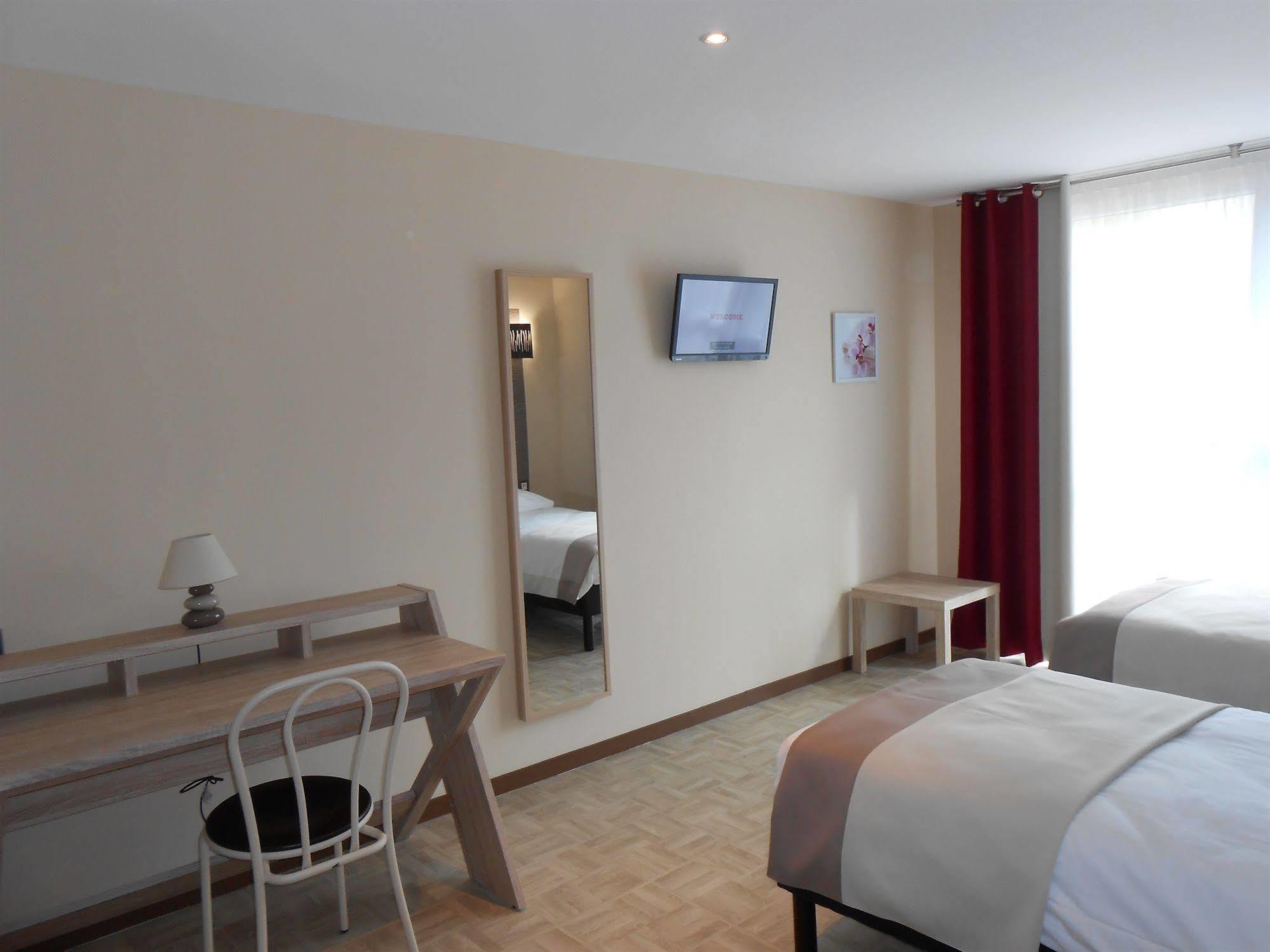 Hotel La Pause Évreux Esterno foto