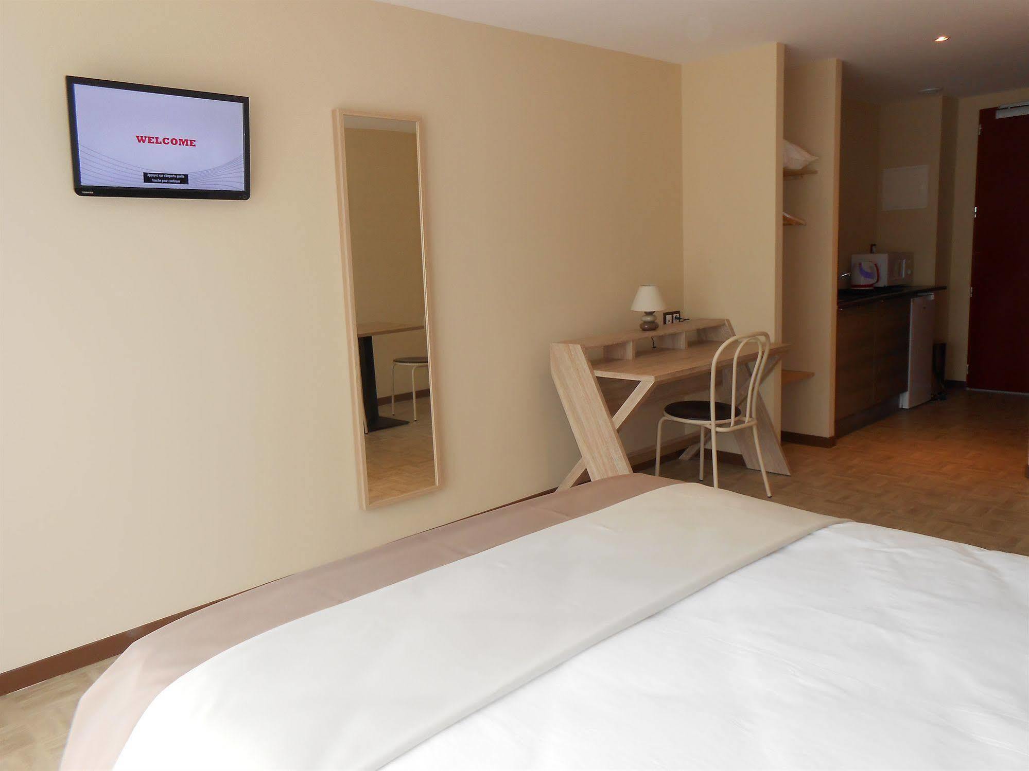 Hotel La Pause Évreux Esterno foto